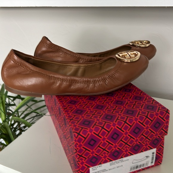 New in box Tory Burch travel ballet slippers. Nappa/Tan w/ gold logo. Size 9. - Picture 4 of 8